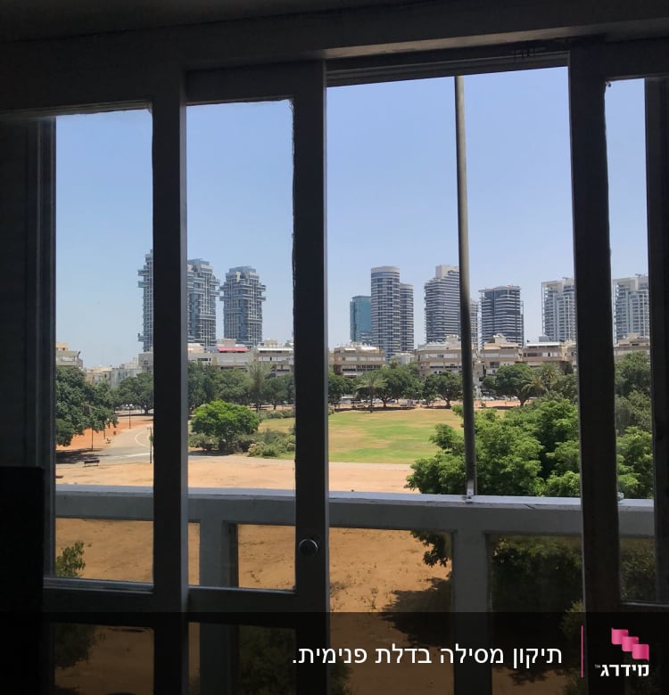 נוף עירוני מבעד לחלון זכוכית גדול